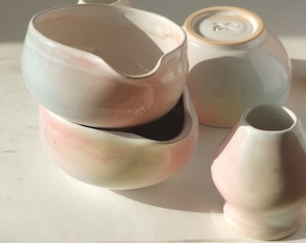 Matcha Set Middelgrote Theekom met tuit pastel licht regenboog, gardehouder