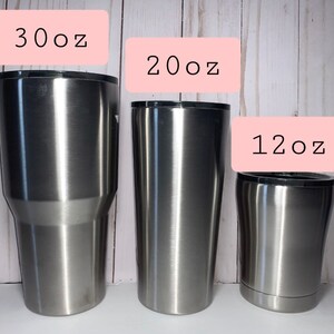 Może przedstawiać: Trzy kubki ze stali nierdzewnej w r&oacute;żnych rozmiarach: 30 oz, 20 oz i 12 oz. Kubki są srebrne i mają gładkie, polerowane wykończenie.