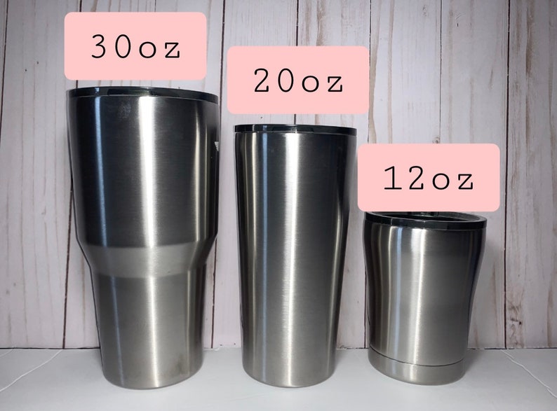 Może przedstawiać: Trzy kubki ze stali nierdzewnej w r&oacute;żnych rozmiarach: 30 oz, 20 oz i 12 oz. Kubki są srebrne i mają gładkie, polerowane wykończenie.