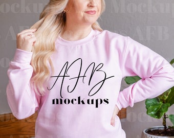 Gildan 18000 Girocollo Mockup, Modello Mockup 18000 Rosa Chiaro, Gildan 18000 Rosa Chiaro, Felpa Mockup, Lifestyle Mockup 18000, Rosa Chiaro