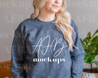 Gildan 18000 Mockup Felpa grigio scuro, Modello Mockup 18000 Grigio scuro, Gildan 18000 Grigio scuro, Mockup felpa, Lifestyle Mockup 18000