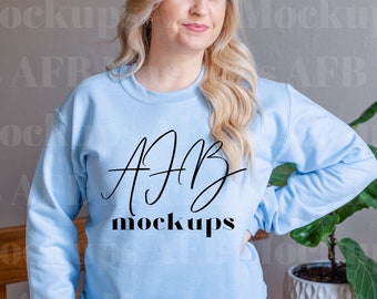 Gildan 18000 Azzurro Felpa Mockup, Modello Mockup 18000 Azzurro, Gildan 18000 Azzurro, Felpa Mockup, Lifestyle Mockup 18000