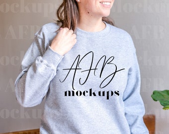 Gildan 18000 Mockup Felpa, Modello Mockup 18000 Sport Grey, Gildan 18000 Sport Grey, Felpa Mockup, Lifestyle Mockup 18000 Sport Grey