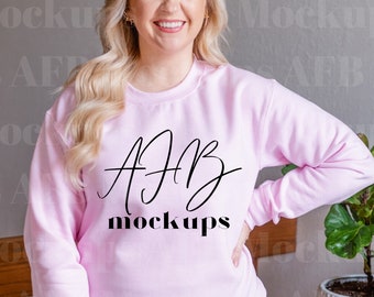 Gildan 18000 Mockup Rosa Chiaro, Modello Mockup 18000 Rosa Chiaro, Gildan 18000 Rosa Chiaro, Mockup Felpa, Lifestyle Mockup 18000 Rosa Chiaro