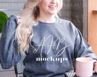 Gildan 18000 Mockup, Modello Mockup 18000 Grigio scuro, Gildan 18000 Grigio scuro, Felpa Mockup, Lifestyle Mockup 18000, Grigio scuro