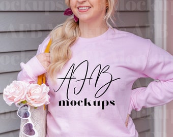 Gildan 18000 Mockup Rosa Chiaro, Modello Mockup 18000 Rosa Chiaro, Gildan 18000 Rosa Chiaro, Mockup Felpa, Lifestyle Mockup 18000 Rosa Chiaro