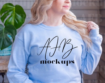 Gildan 18000 Mockup Azzurro, Modello Mockup 18000 Azzurro, Gildan 18000 Azzurro, Mockup Felpa, Lifestyle Mockup 18000 Azzurro