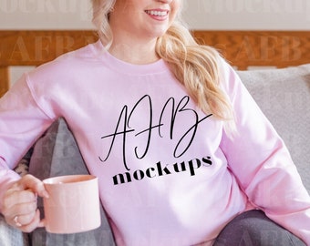 Gildan 18000 Mockup Rosa Chiaro, Modello Mockup 18000 Rosa Chiaro, Gildan 18000 Rosa Chiaro, Mockup Felpa, Lifestyle Mockup 18000 Rosa Chiaro