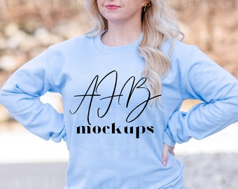 Gildan 18000 Mockup Azzurro, Modello Mockup 18000 Azzurro, Gildan 18000 Azzurro, Mockup Felpa, Lifestyle Mockup 18000 Azzurro