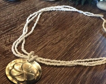 colar boho com pingente de abalone