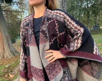 Presente para o Dia dos Namorados, poncho feminino, xale, presente para ela, poncho boho, roupa boho chic, ideias de presentes, capa, saída de praia boho, agasalho de inverno.