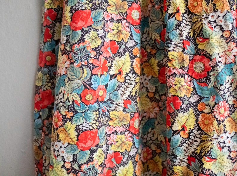 Floral Skirt Made by Its Magic Womens Spring Summer Floral Skirt Size Xsmall 1980s Skirt with POCKETS 24 Waist