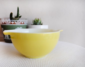 Yellow Pyrex Mixing Bowl / Vintage 1970s 1980s Small Kitchen Bowl 7" Diameter