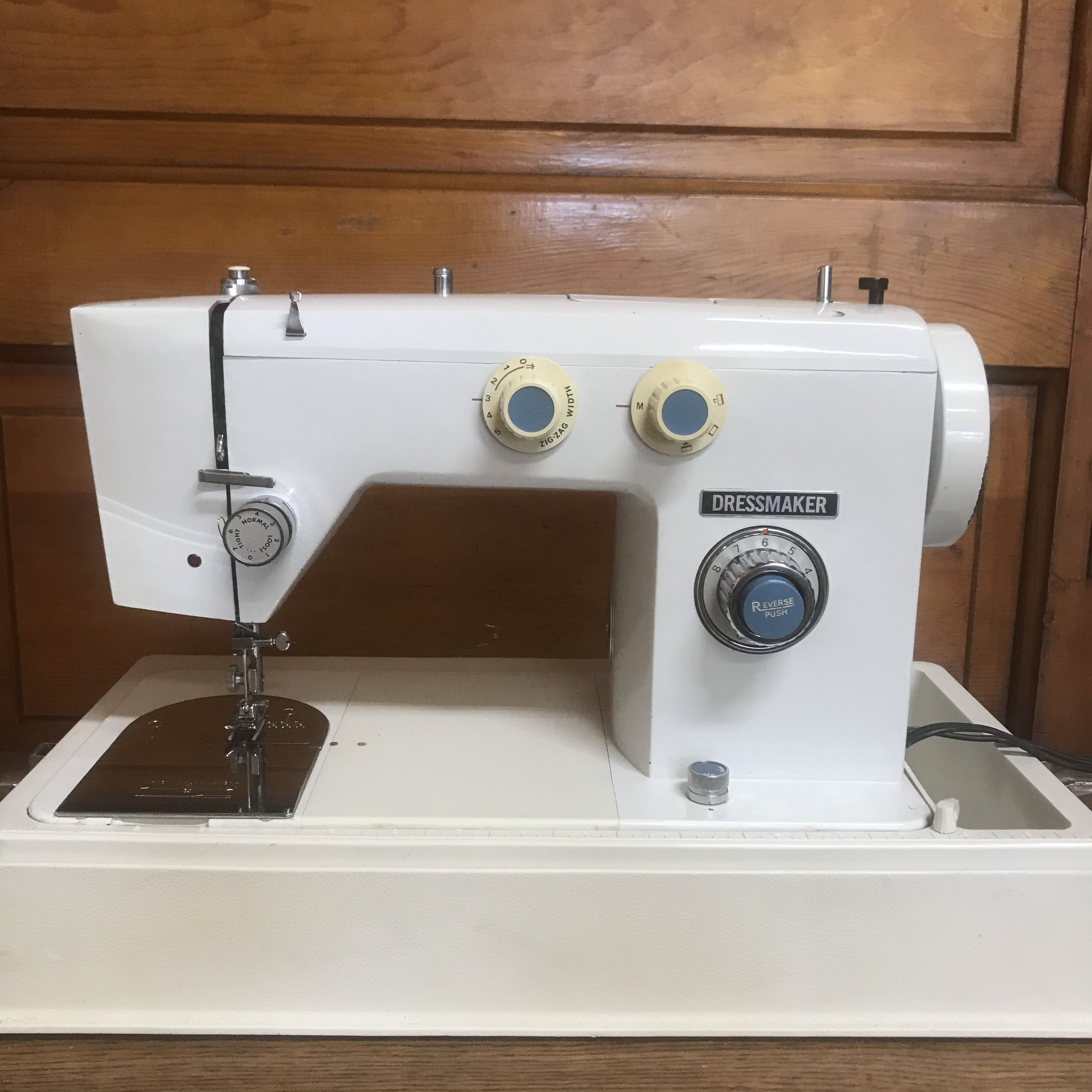 Dressmaker Sewing Machine Zig Zag