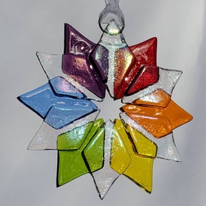 Ornement flocon de neige arc-en-ciel, verre fusionné, fait main, unique, fabriqué à la main, verre, attrape-soleil,