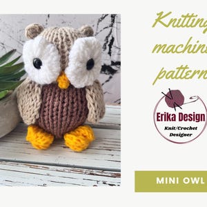 Może przedstawiać: Dzianinowa zabawka w kształcie sowy z beżowym korpusem, białymi oczami i żółtymi stopami. Obraz zawiera tekst "Knitting machine pattern" i "Mini Owl". Sowa to projekt Erika Design, projektantki dzianin i szydełkowania.