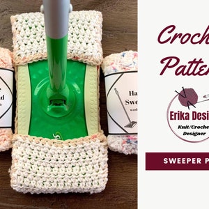 Könnte beinhalten: Häkelmuster für einen weißen Kehrpad mit braunem Rand. Das Muster ist auf einem grünen Mopp mit zwei rosa und weißen Häkelpads abgebildet. Der Text "Crochet Pattern" ist in einer kastanienbraunen Schriftart. Der Text "Sweeper Pad" ist in einer kastanienbraunen Schriftart. Der Text "Erika Design Knit/Crochet Designer" ist in einer kastanienbraunen Schriftart.