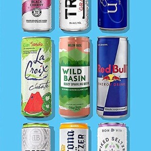 以下が含まれることがあります： 明るい青色の背景に、さまざまなスリムな12オンスの飲料缶が表示されています。缶には、ハードセルツァー、スパークリングウォーター、エナジードリンクが含まれており、ブラックチェリー、グレープフルーツ、マンゴーなどのフレーバーがあります。画像テキストは、缶が高さ14.2 cm、直径約5.8 cmのスリーブに適合することを示しています。