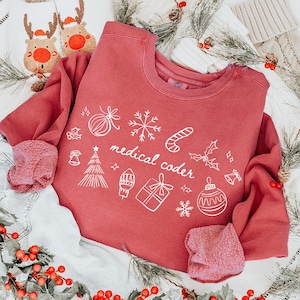 Op de afbeelding: Een set van drie keramische mokken met een gespikkelde, matte afwerking. De mokken zijn in de tinten crème, lichtgrijs en donkergrijs. Elke mok heeft een eenvoudig, minimalistisch ontwerp en een afgeronde handgreep.