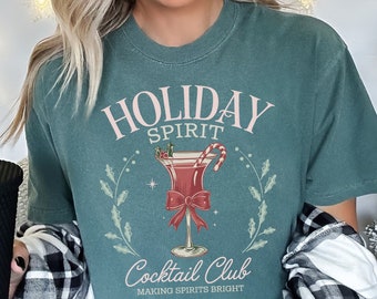 Sudadera con colores navideños y espíritu navideño, camiseta con bebidas navideñas, suéter con espíritu navideño, camiseta con regalos navideños, camiseta con vino navideño.