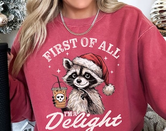 Sudadera navideña de mapache, camiseta navideña divertida de Comfort Colors, sudadera de Feliz Navidad, sudadera navideña con cuello redondo y mensaje atrevido para las fiestas.