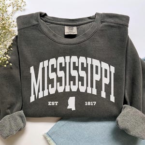 Mississippi Sweatshirt, Comfort Colors Mississippi Shirt, Mississippi Vacation Trip Souvenir Gift, College Student Home Mississippi Crewneck
