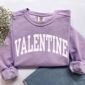 Valentine Sweatshirt, Comfort Colors Be My Valentine Shirt Valentines Day Gift XOXO Sweater, Preppy Valentines Day Crewneck Love Sweatshirt