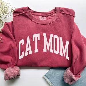 Cat Mom Sweatshirt, Comfort Colors Cat Mom Shirt, Cat Mom Gift, Cat Mom Sweater, Cat Mama Shirt, Cat Owner Gift, New Pet New Cat Crewneck