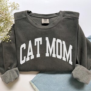 Cat Mom Sweatshirt, Comfort Colors Cat Mom Shirt, Cat Mom Gift, Cat Mom Sweater, Cat Mama Shirt, Cat Owner Gift, New Pet New Cat Crewneck