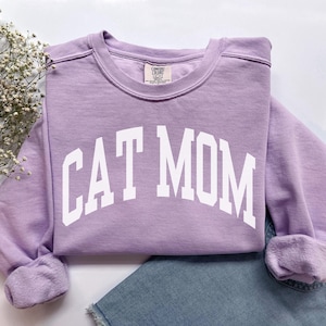 Cat Mom Sweatshirt, Comfort Colors Cat Mom Shirt Cat Mom Gift Cat Mom Sweater, Cat Mama Shirt Cat Owner Gift New Pet Tshirt New Cat Crewneck