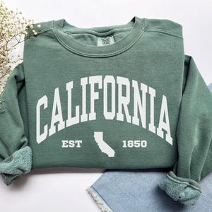California Sweatshirt, Comfort Colors California Shirt California Vacation Trip Souvenir Gift, Sports Student Preppy California Map Crewneck
