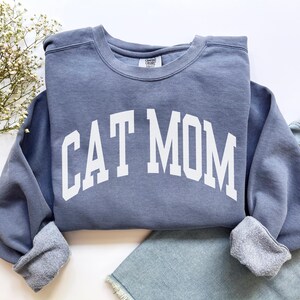 Cat Mom Sweatshirt, Comfort Colors Cat Mom Shirt, Cat Mom Gift, Cat Mom Sweater, Cat Mama Shirt, Cat Owner Gift, New Pet New Cat Crewneck