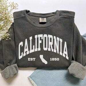 California Sweatshirt, Comfort Colors California Shirt California Vacation Trip Souvenir Gift, Sports Student Preppy California Map Crewneck