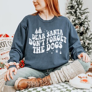 Christmas Dog Mom Sweatshirt, Comfort Colors Christmas Dog Mama Shirt Dog Christmas Gift for Dog Mom, Dog Mom PJs Christmas Dog Dad Crewneck