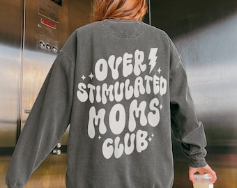 Overprikkeld Moms Club-sweater, comfortkleuren moederclubshirt Moederdagcadeau, achterkant print moedert-shirt nieuw vermoeide moeders clubshirt voor moeder
