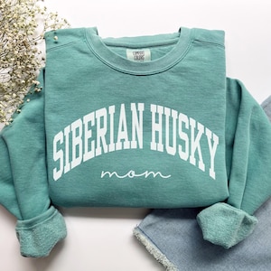 Siberian Husky Mom Sweatshirt, Comfort Colors Siberian Husky Mom Shirt, Dog Mom Gift, New Puppy Gift, Husky Mama Shirt, Husky Owner Gift