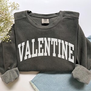 Valentine Sweatshirt, Comfort Colors Be My Valentine Shirt Valentines Day Gift XOXO Sweater, Preppy Valentines Day Crewneck Love Sweatshirt
