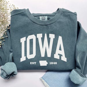 Iowa Sweatshirt, Comfort Colors Iowa Shirt, Travel Iowa Vacation Trip Souvenir, Iowa Map USA Moving to Iowa Crewneck College Student Gift