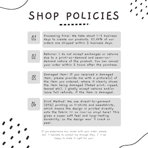以下が含まれることがあります： 上部に「SHOP POLICIES」というテキストが入った白いグラフィック。テキストは、処理時間、返品、破損したアイテム、印刷方法について詳しく説明しています。グラフィックは、黒い装飾要素のある白い背景にあります。