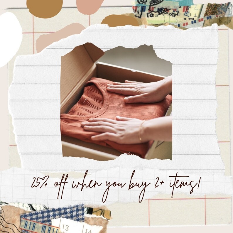 Puede incluir: Una camiseta de punto acanalado de color naranja rojizo est&aacute; doblada dentro de una caja de cart&oacute;n. Dos manos sostienen la prenda. La imagen tiene un fondo de estilo collage con papel rasgado y el texto "25% off when you buy 2+ items!"