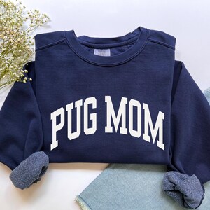 Pug Mom Sweatshirt, Comfort Colors Pug Mom Shirt, Pug Mama Shirt, Dog Mom Gifts, Dog Mom Sweatshirt, Pug Mom Gift, Dog Lover Pug Mom Tshirt