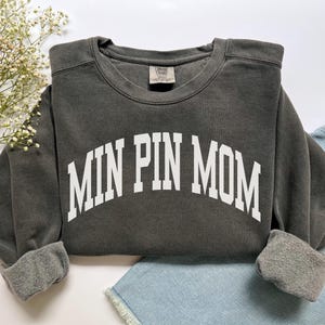 Min Pin Mom Sweatshirt, Comfort Colors Min Pin Mom Shirt, Dog Mom Gift, Dog Mom Sweatshirt, Min Pin Mama Shirt,Miniature Pinscher Owner Gift