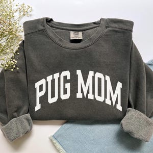 Pug Mom Sweatshirt, Comfort Colors Pug Mom Shirt, Pug Mama Shirt, Dog Mom Gifts, Dog Mom Sweatshirt, Pug Mom Gift, Dog Lover Pug Mom Tshirt