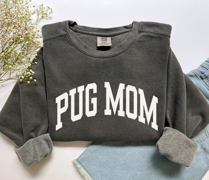 Pug Mom Sweatshirt, Comfort Colors Pug Mom Shirt, Pug Mama Shirt, Dog Mom Gifts, Dog Mom Sweatshirt, Pug Mom Gift, Dog Lover Pug Mom Tshirt