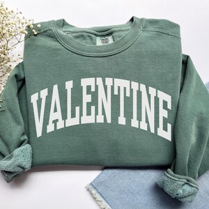 Valentine Sweatshirt, Comfort Colors Be My Valentine Shirt Valentines Day Gift XOXO Sweater, Preppy Valentines Day Crewneck Love Sweatshirt