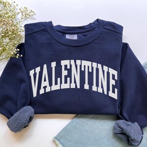 Valentine Sweatshirt, Comfort Colors Be My Valentine Shirt Valentines Day Gift XOXO Sweater, Preppy Valentines Day Crewneck Love Sweatshirt