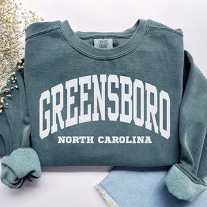 Bluza z kapturem Greensboro, koszula Comfort Colors Greensboro NC, pamiątka z wakacyjnej wycieczki w Karolinie Północnej, prezent dla studenta z okrągłym dekoltem w Karolinie Północnej