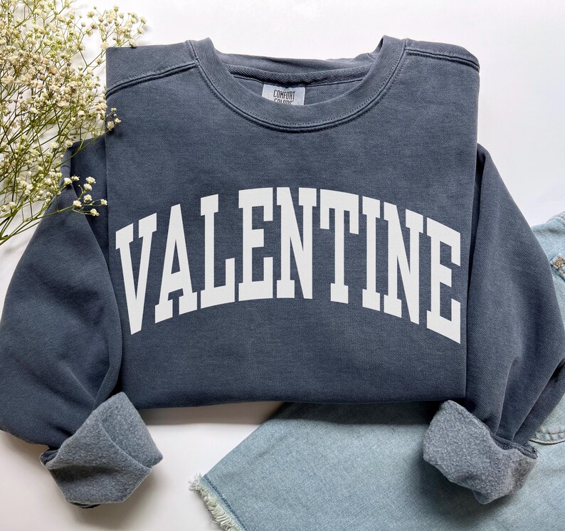 Valentine Sweatshirt, Comfort Colors Be My Valentine Shirt Valentines Day Gift XOXO Sweater, Preppy Valentines Day Crewneck Love Sweatshirt