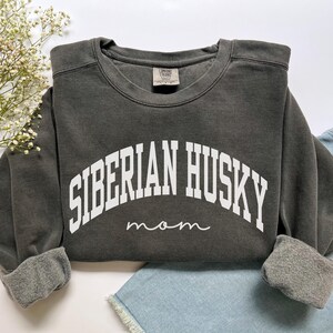 Siberian Husky Mom Sweatshirt, Comfort Colors Siberian Husky Mom Shirt, Dog Mom Gift, New Puppy Gift, Husky Mama Shirt, Husky Owner Gift