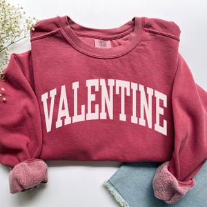 Valentine Sweatshirt, Comfort Colors Be My Valentine Shirt Valentines Day Gift XOXO Sweater, Preppy Valentines Day Crewneck Love Sweatshirt